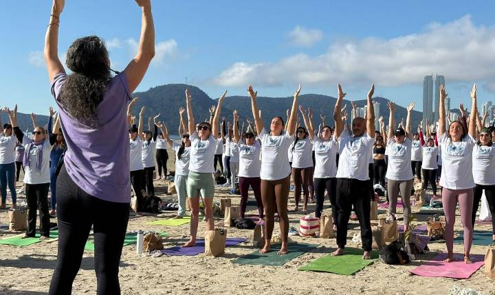 Dia Internacional do Yoga é celebrado com programação gratuita na Praia Central