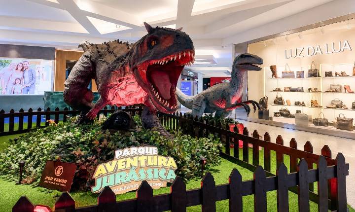 Dinossauros em tamanho gigante transformam as férias de julho em uma aventura no Itajaí Shopping