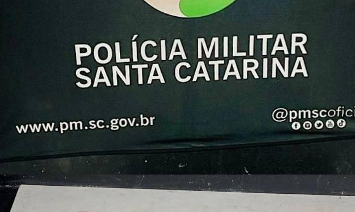 Dois homens e uma mulher detidos pela Policia Militar suspeitos de tráfico de drogas