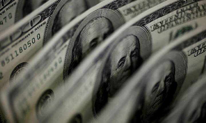 Dólar cai a R$ 4,91 e fecha no menor valor em 27 meses