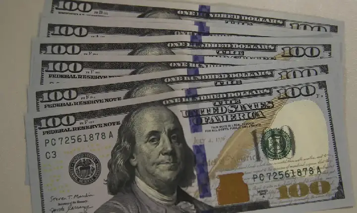 Dólar cai a R$ 5,13, e bolsa recua em dia de ajuste no mercado