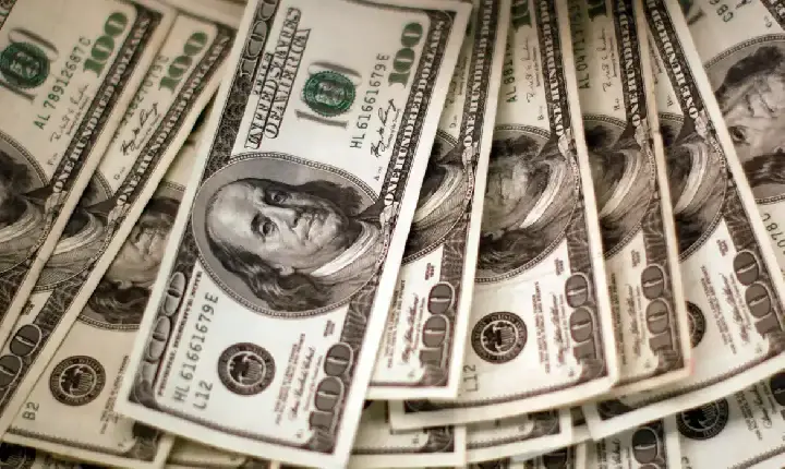 Dólar cai para R$ 5 e bolsa sobe com alívio no Oriente Médio