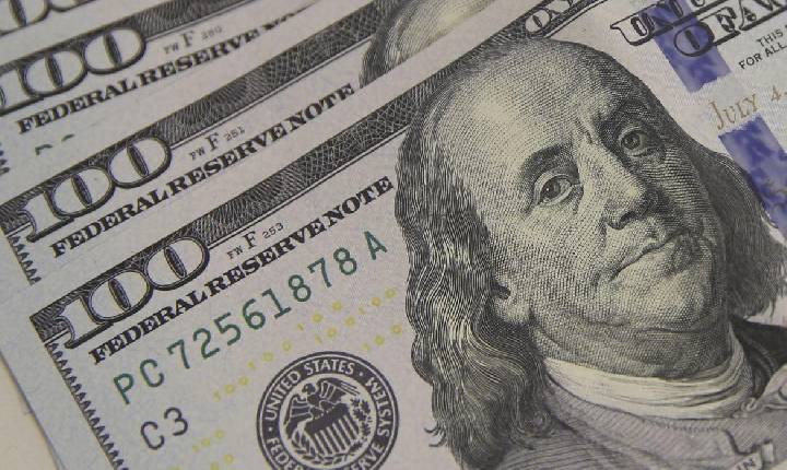Dólar encosta em R$ 5,10 com tarifaço e tensão global