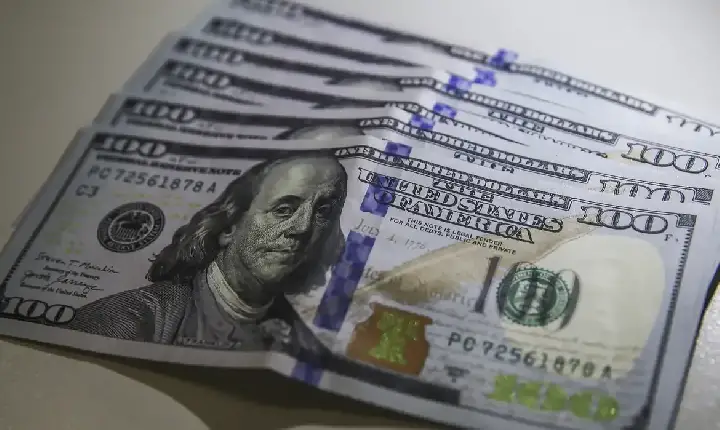Dólar fecha abaixo de R$ 4,90 pela primeira vez em 28 meses