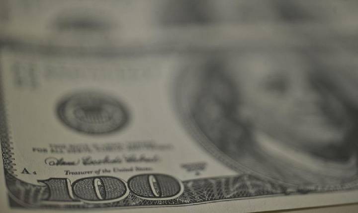 Dólar recua, bolsa cai e petróleo dispara com tensão no Oriente Médio