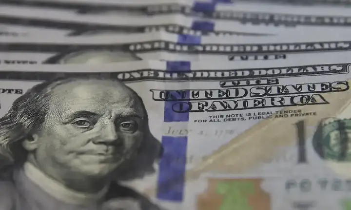 Dólar supera R$ 5,20, e bolsa cai com expectativa por juros nos EUA