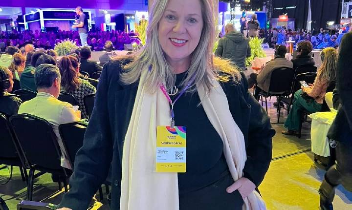 Em Florianópolis, vereadora Ciça Müller participa do COMPOL 2026 e fortalece diálogo sobre comunicação pública