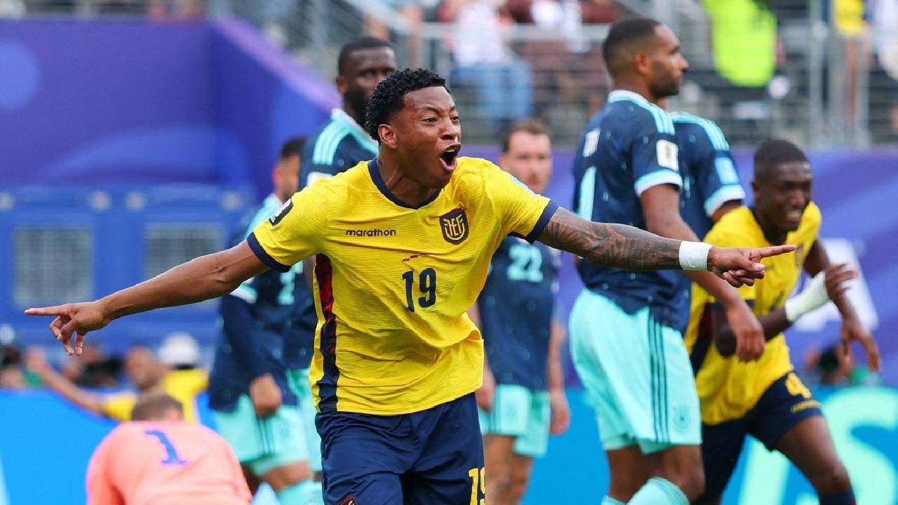 Equador vence Alemanha de virada e carimba vaga no mata-mata da Copa