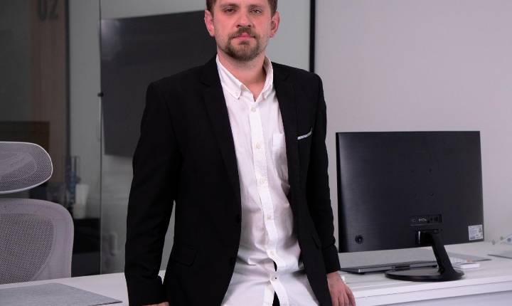 Estrategista de marketing, Jordan Hang palestra em evento ao lado de nomes como Roberto Justus e Augusto Cury