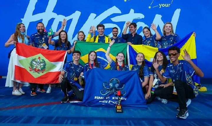 Estudantes da Escola SESI de Referência de Itajaí conquistam prêmio de Champion's Award Finalist em Mundial de Robótica nos EUA