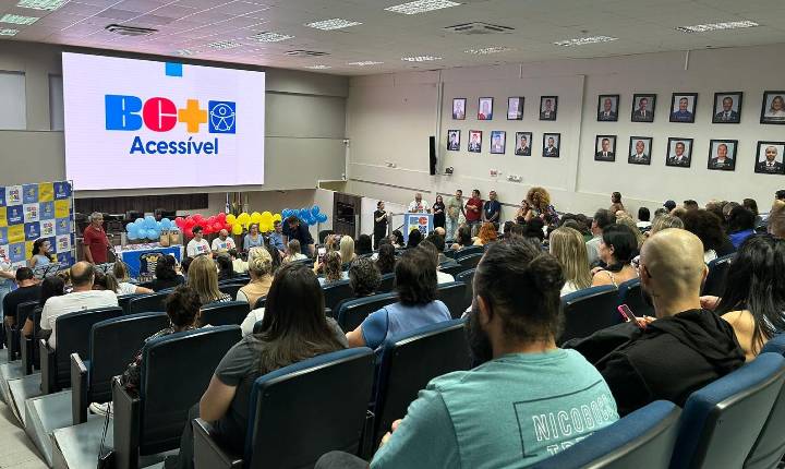 Entrega de carteiras e palestras marcaram 2º Encontro Municipal de Pais e Mães de Autistas em Balneário CamboriúC