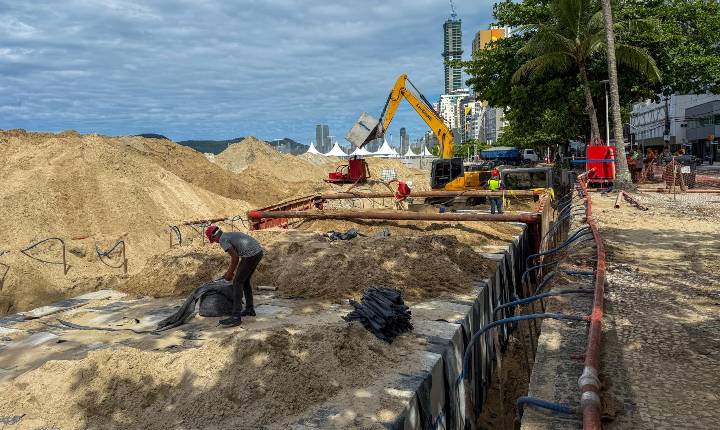Execução da obra da macrodrenagem avança na Avenida Atlântica com a Rua 1001