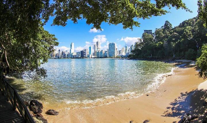 Feriado de Tiradentes deve levar ocupação hoteleira de Balneário Camboriú a 85%, com possibilidade de superar 90%