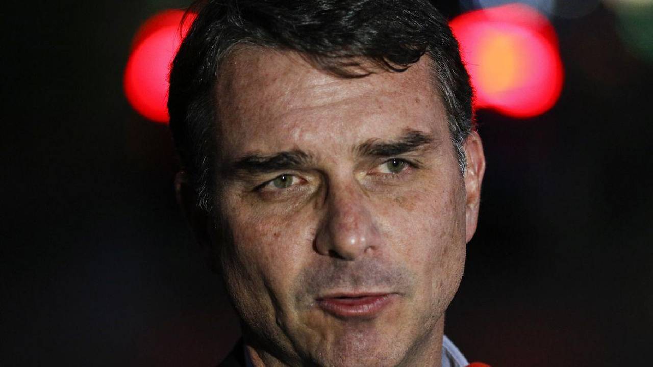 Flávio Bolsonaro admite cobrança a Vorcaro, mas nega crime