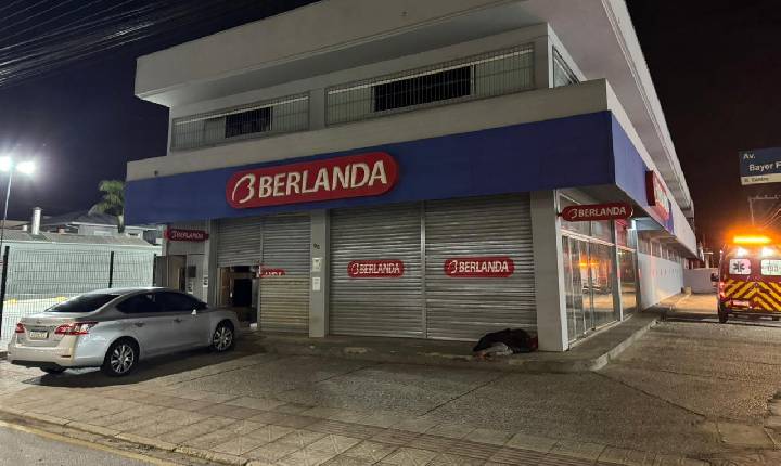 Fogo atinge loja de móveis e destrói parte um dos pavimentos