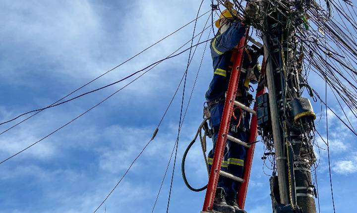Força-tarefa da Cosip retira 250 kg de fios obsoletos da Rua Blumenau