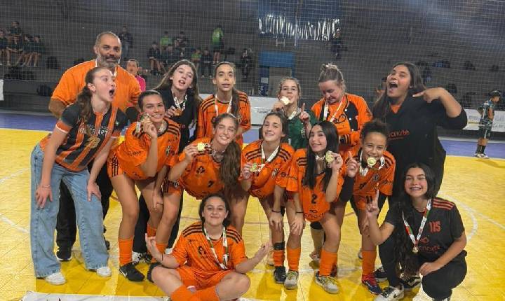 Futsal feminino do Colégio Recriarte conquista título microrregional dos JESC e garante vaga na fase regional