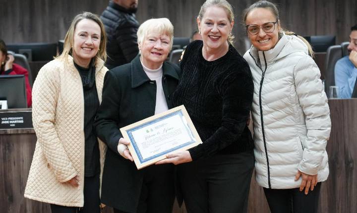 Geni Franke Martins é homenageada pela vereadora Ciça Müller na Câmara de Balneário Camboriú