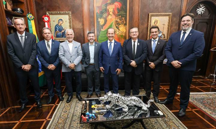 Governador Jorginho Mello dá posse a novos membros do primeiro escalão