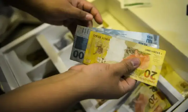 Governo propõe salário mínimo de R$ 1.717 em 2027