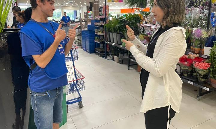 Grupo Koch destaca importância da Libras e amplia inclusão de colaboradores surdos