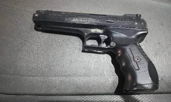 Homem é detido após ameaçar pessoas com simulacro de arma em Porto Belo