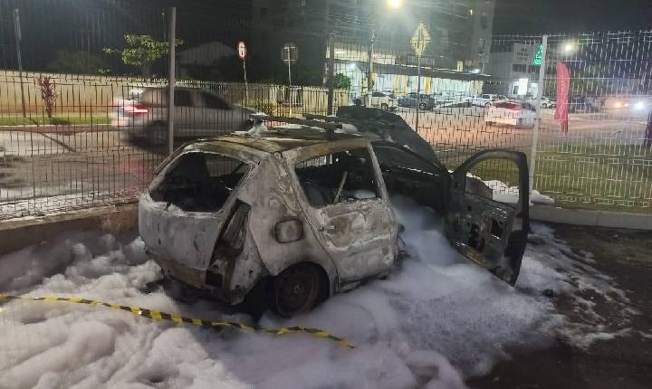 Homem é preso após atear fogo em seu próprio veículo durante abordagem policial 