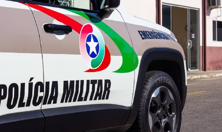 Homem em situação de rua danifica viatura da PM e atinge ciclista com golpe de faca