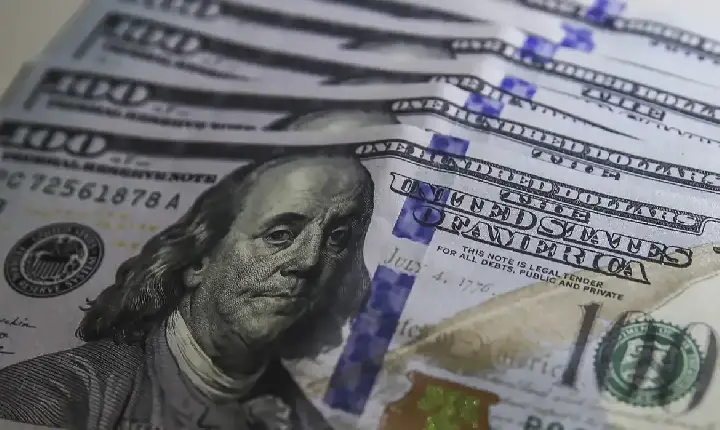Ibovespa cai e dólar fecha estável em dia de tensão externa