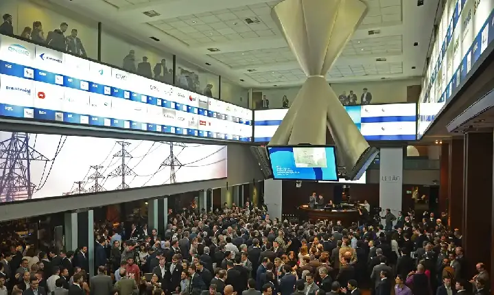 Ibovespa volta aos 174 mil pontos com aposta na Selic, e dólar cai