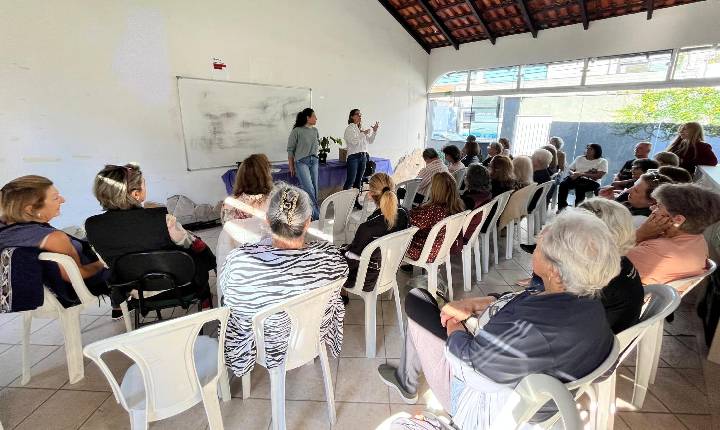 Idosos participam de roda de conversa sobre golpes na internet