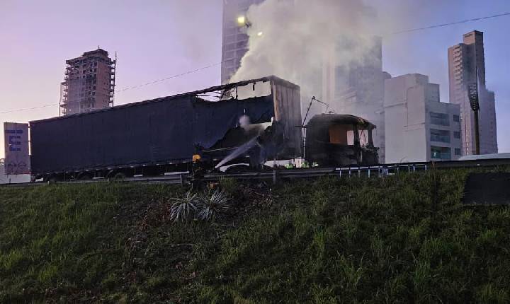 Incêndio destrói parcialmente carreta na BR-101 na madrugada desta quarta-feira