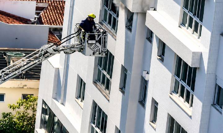 Incêndio em apartamento: Mulher e duas crianças são retiradas pelos bombeiros em Balneário Camboriú