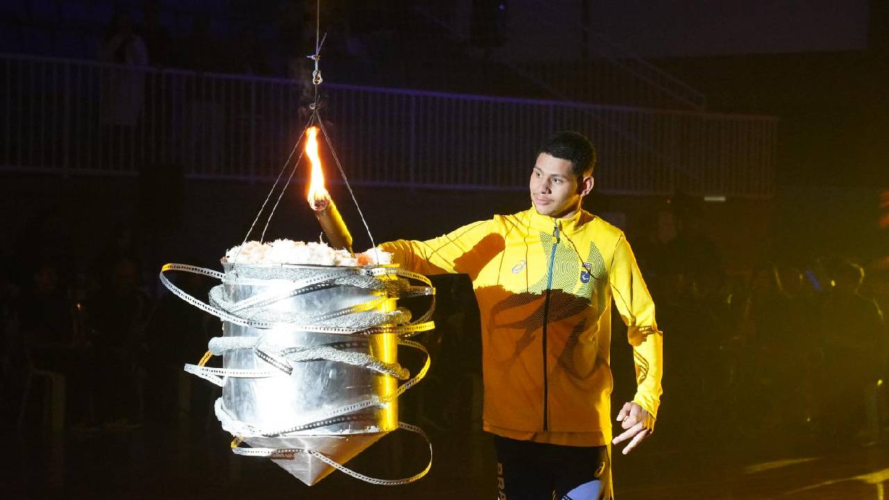 Início do 29º JEBC é marcado por apresentações artísticas e acendimento da pira olímpica