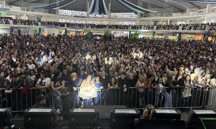 ITAJAÍ 166 ANOS: VICTOR E LEO REÚNE MULTIDÃO NO ÚLTIMO DIA DE FESTA
