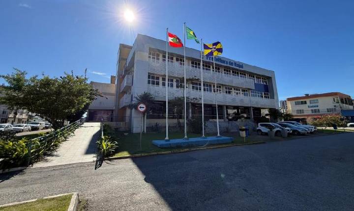 Itajaí promove seminário sobre REURB e entrega matrículas às famílias da Praia Brava