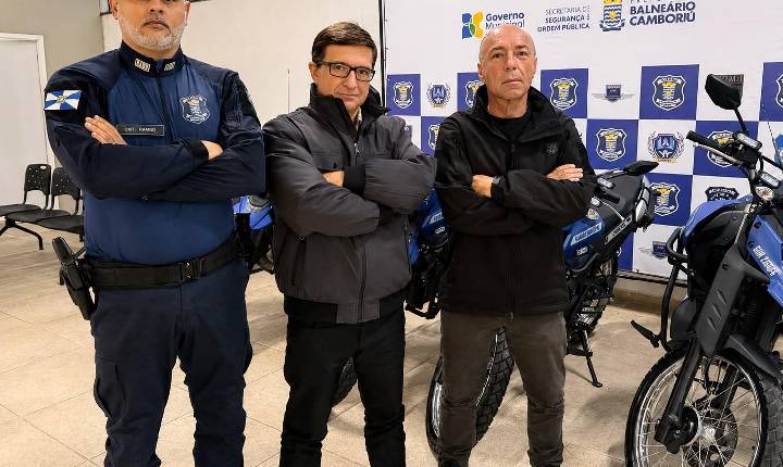 Junior Cardoso entrega quatro motocicletas para reforçar a Guarda Municipal de Balneário Camboriú