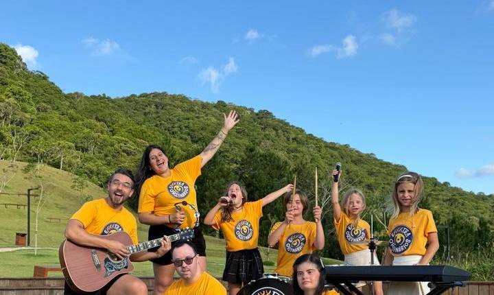 Livro “Exxxtraordinários” será lançado com apresentação da banda no Balneário Shopping