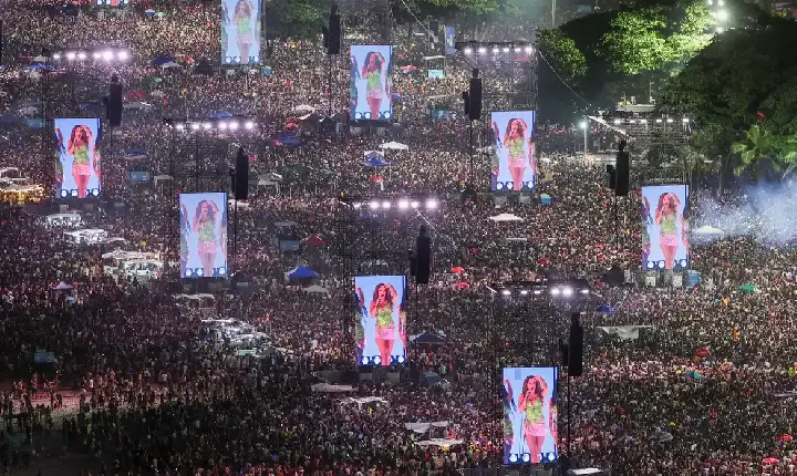 Mais de 2 milhões de pessoas assistem ao show de Shakira em Copacabana