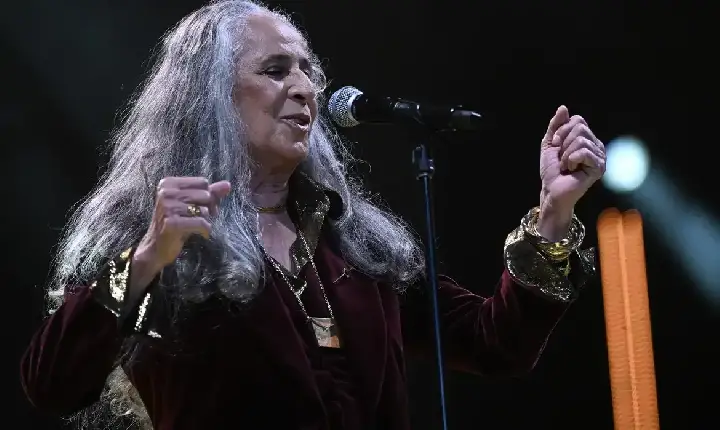 Maria Bethânia chega aos 80 anos como referência da música brasileira