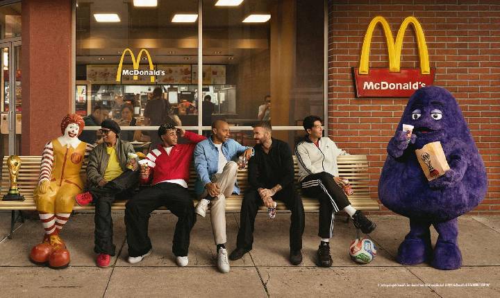 McDonald's entra no clima da Copa do Mundo da FIFA 26™ com McOferta especial e copos exclusivos de ícones do futebol