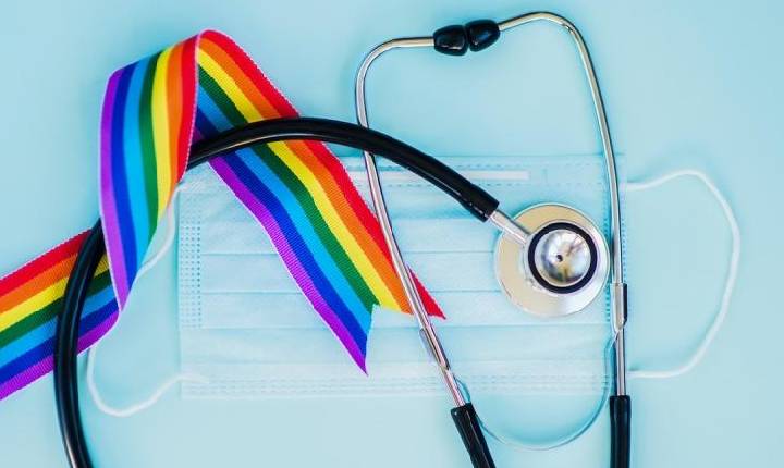 Medo de julgamento ainda afasta pessoas LGBTQIAPN+ dos serviços de saúde