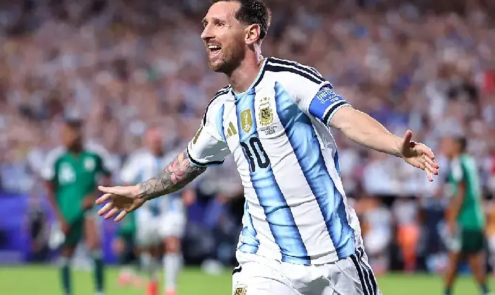 Messi vira maior artilheiro das copas e lidera Argentina em estreia