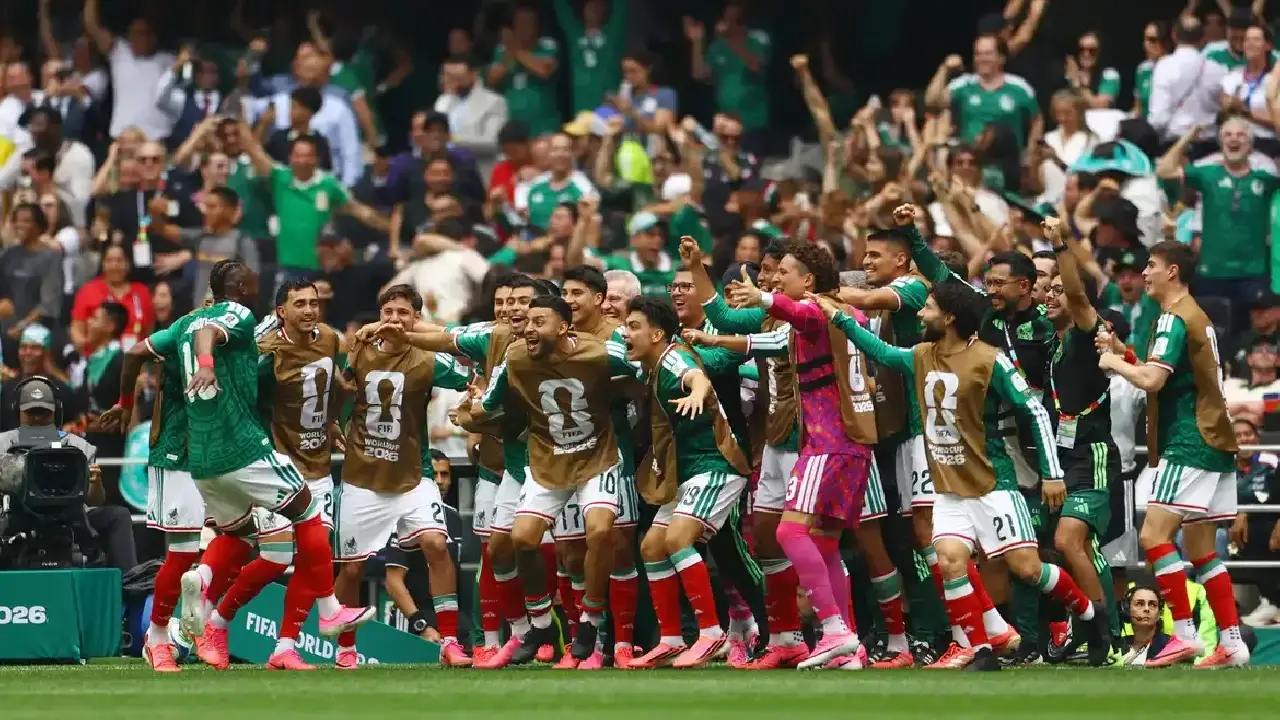 México abre Copa vencendo África do Sul em duelo com três expulsões