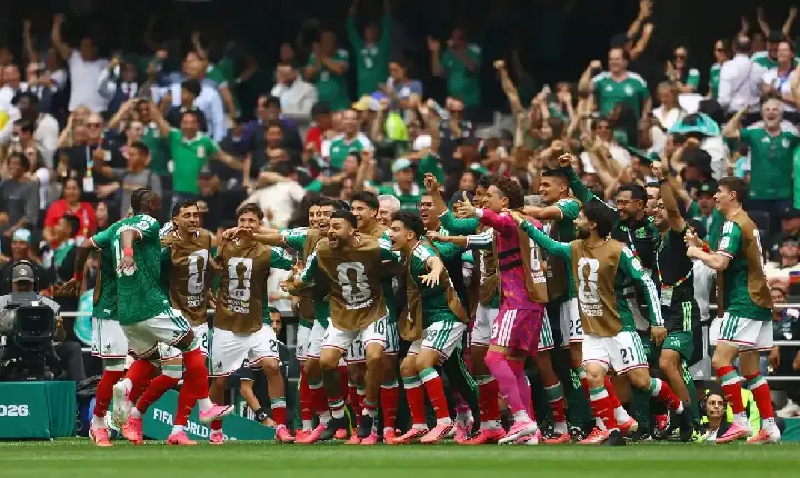 México abre Copa vencendo África do Sul em duelo com três expulsões