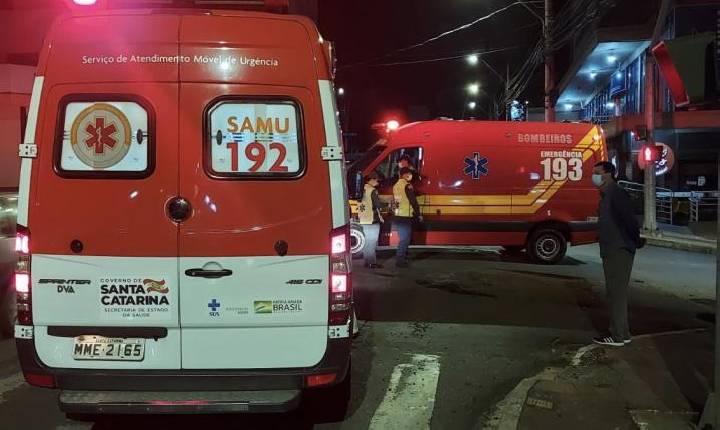 Motociclista bate em poste e morre em Porto Belo