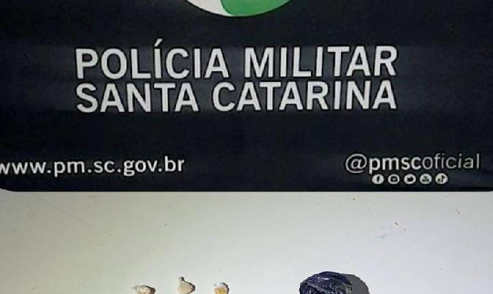 Mulher é presa por tráfico de drogas no bairro Cordeiros