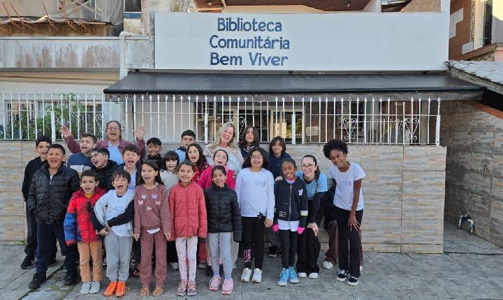 No aniversário do ECA, vereadora Ciça Müller visita Biblioteca Bem Viver e ressalta o acesso à leitura e à educação