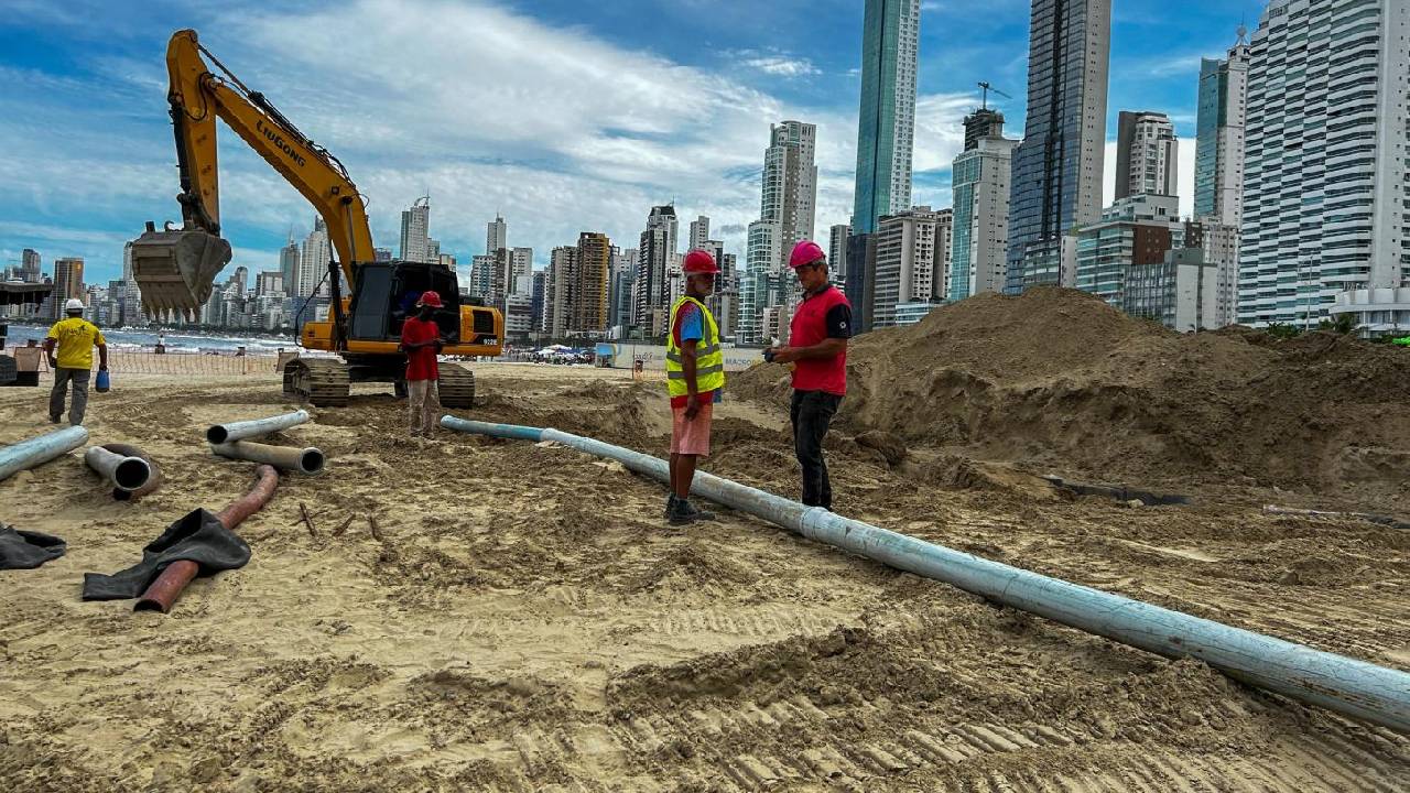 Obra de macrodrenagem é retomada em Balneário Camboriú