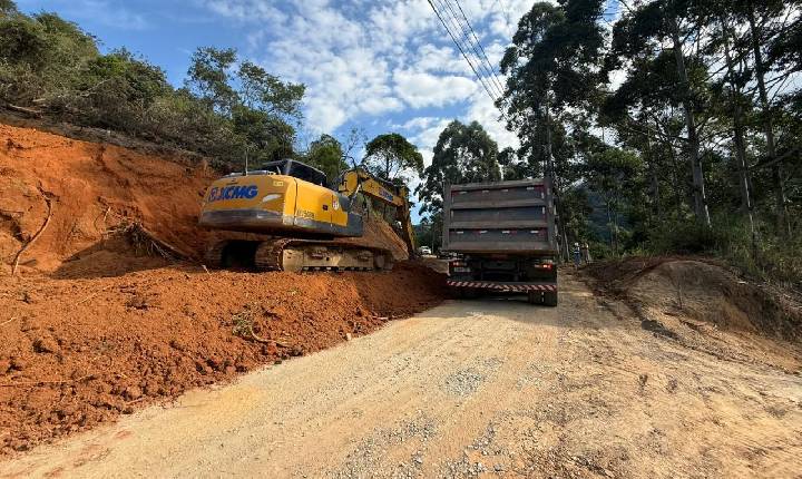 Obras do Morro do Encano avançam com etapa de preparação para pavimentação